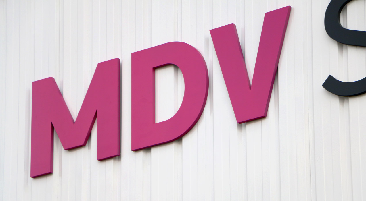 ident_mdv_corporeo detalle de rótulo fachada de MDV