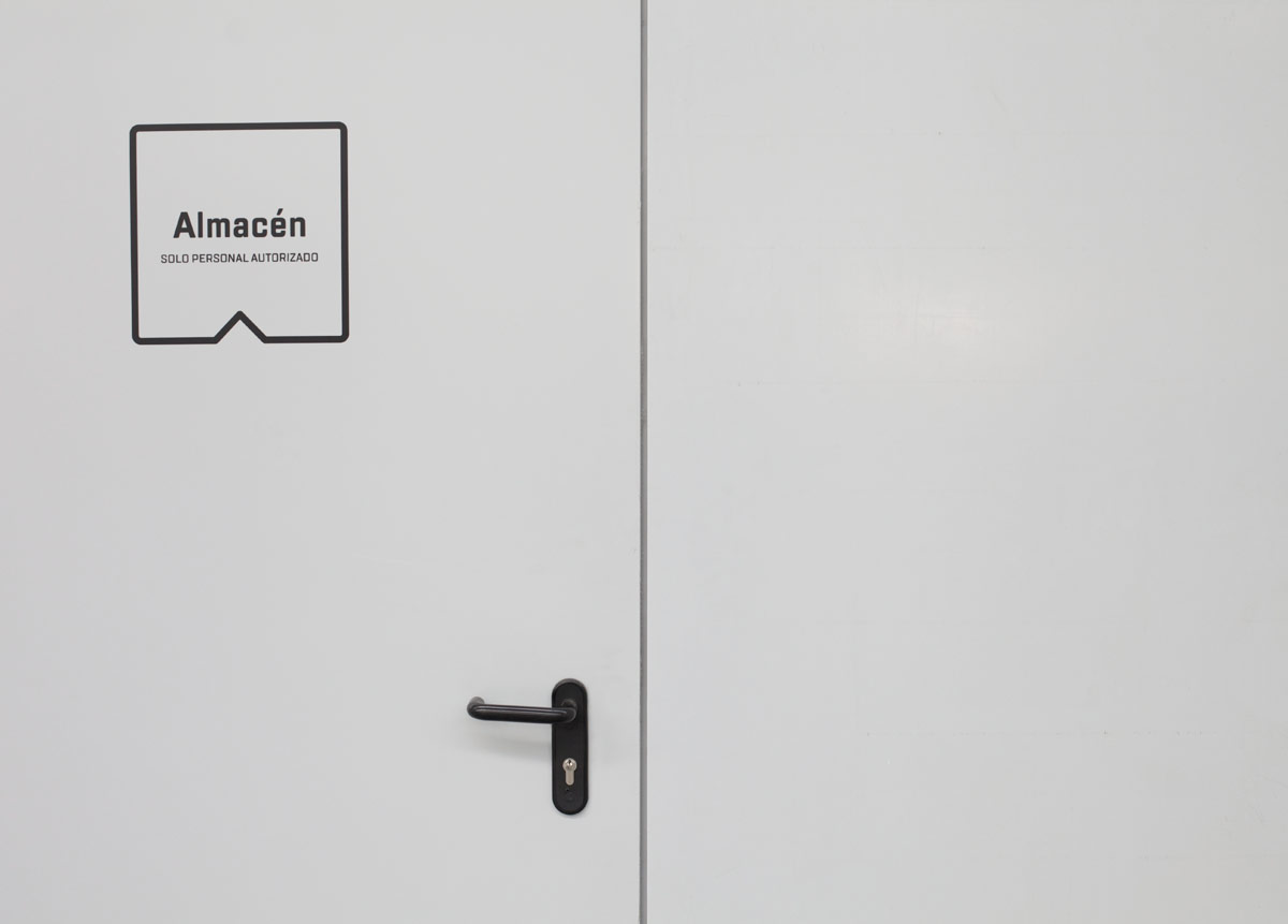 ident_mdv_puerta_almacen diseño de señalética -almacén- de MDV