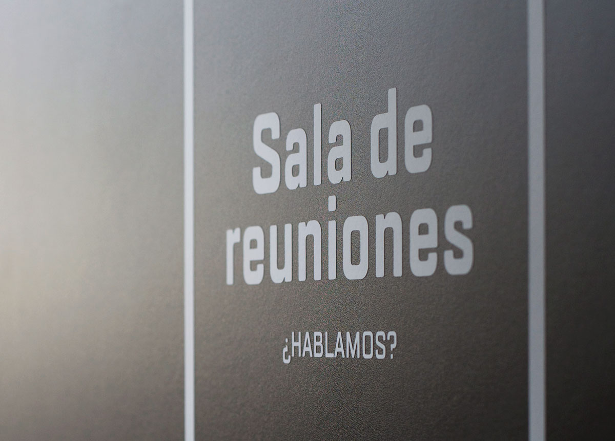 ident_mdv_puerta_reuniones_detalle diseño de señalética -sala de reuniones- MDV