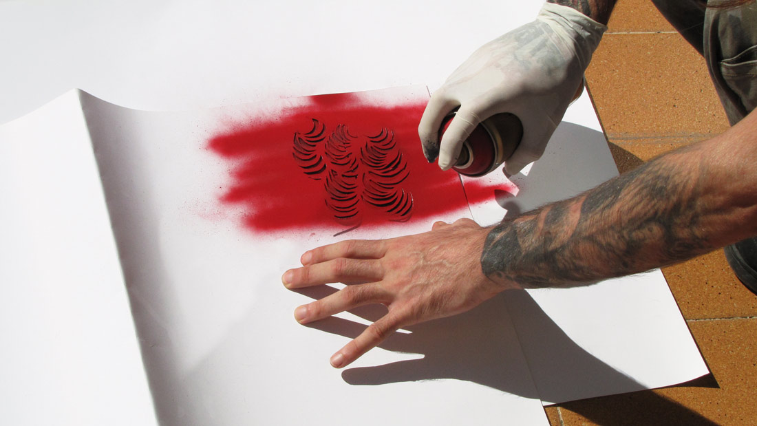 ident_mosiq_tarjeta_spray_1_act fotografía promocional para mosiq body mod tattoo piercing & wall art