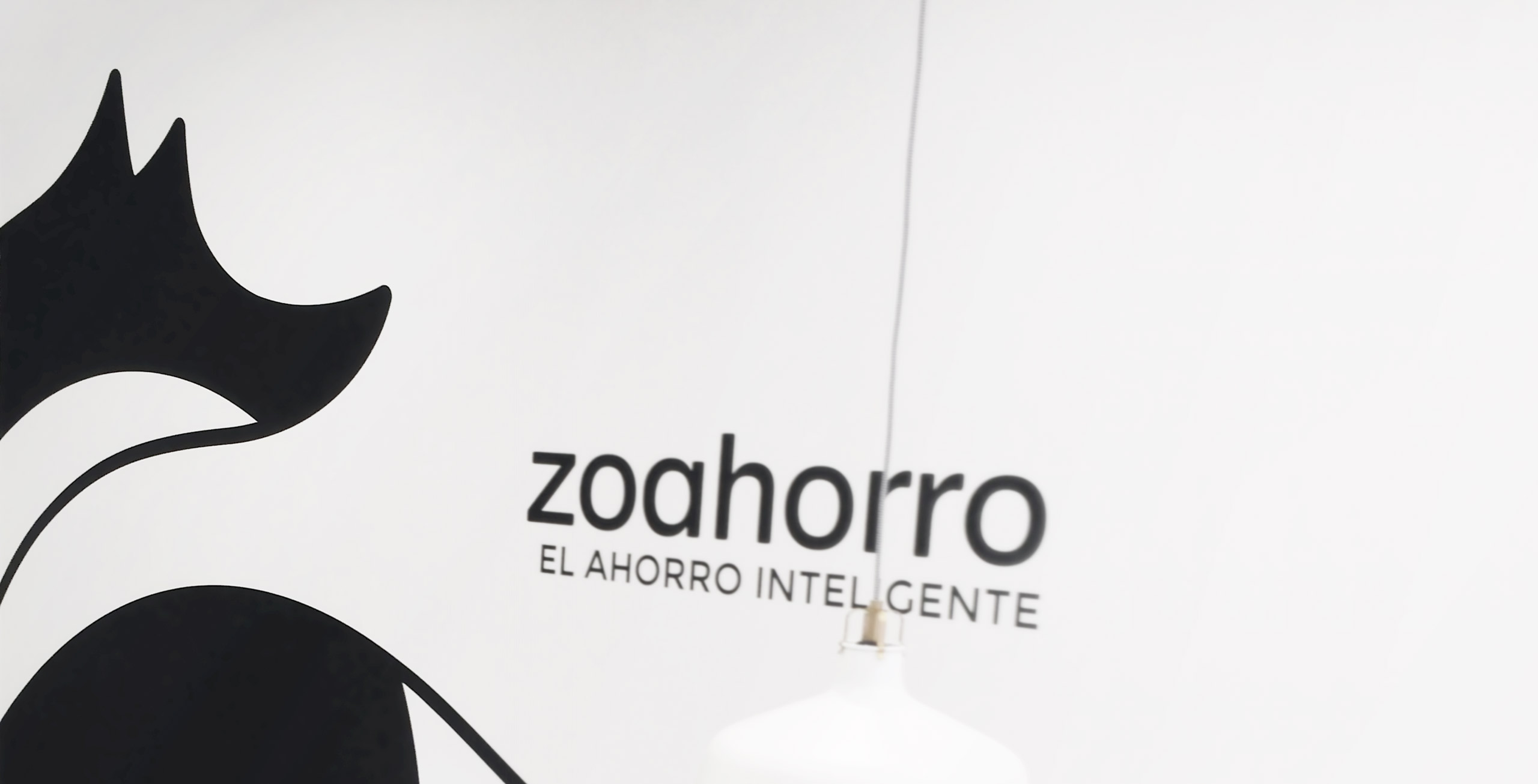 Diseno de identidad para start-up presentación de logotipo aplicado en vinilo en pared de asesoría energética