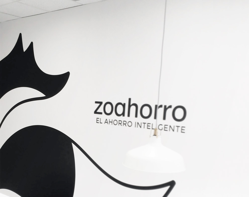 presentación de logotipo aplicado en vinilo en pared de asesoría energética